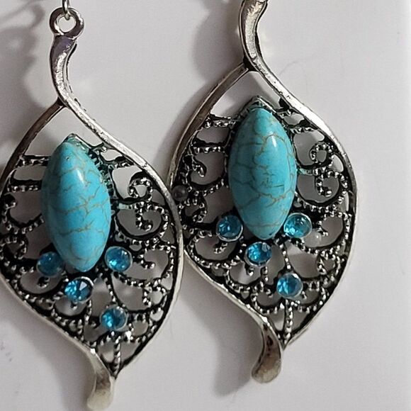 A&C GIFTS & DECOR. NEW, PROVOCATIVE TOURQUOISE & CRYSTAL EARRRINGS - Picture 3 of 5
